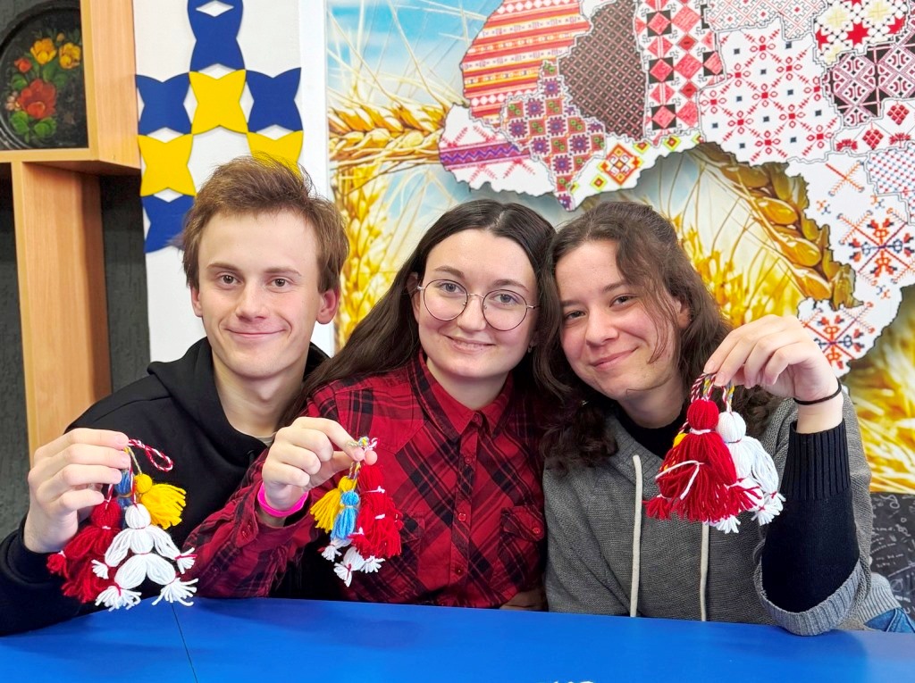 Власноруч виготовлені обереги студенти передали нашим захисникам